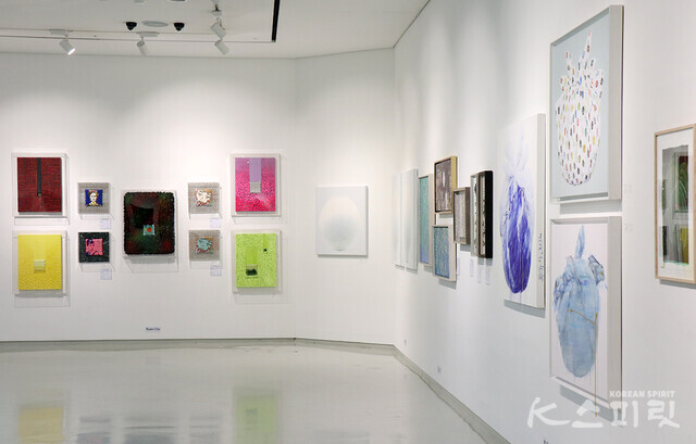 서울 강남구 슈페리어갤러리에서는 1월 19일까지 《ONE & ALL》전시를 개최한다 [사진 김경아 기자]