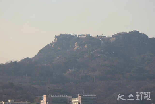 배화여자대학교 뒤편으로 인왕산 범바위가 보인다. 사진 강나리 기자.