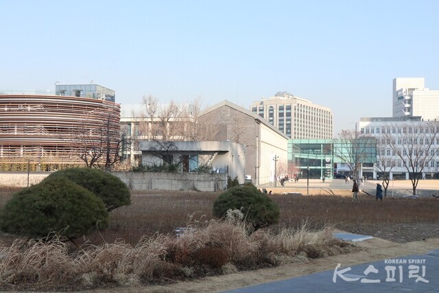 열린 송현과 맞닿아 있는 옛 안동별궁터. 지금은 서울공예박물관이 들어서 있다. 사진 강나리 기자.