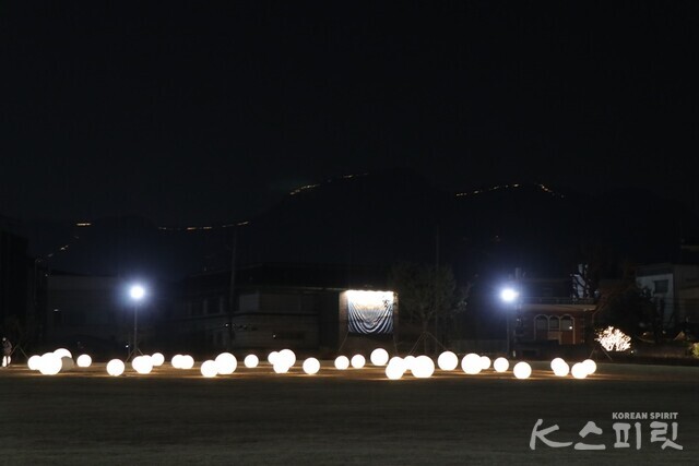 밤에 본 열린송현. 산줄기를 따라 불빛이 길을 이룬다. 사진 강나리 기자.