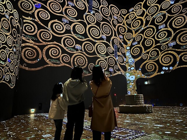 빛의 시어터 "구스타프 클림트, 골드 인 모션" 전시 모습  Creative Director : Gianfranco Iannuzzi - Created by Gianfranco Iannuzzi, Renato Gatto and Massimiliano Siccardi - Graphic & Animation Design: Cutback - Production: Culturespaces Digital®, Photo © TMONET   [사진 티모넷]