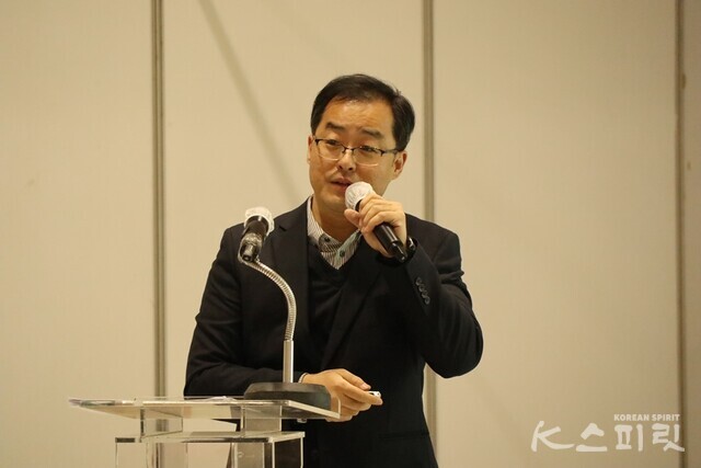 지난 15일 코엑스(서울 삼성동)에서 열린 제7회 건강산업박람회에서 명상을 주제로 강연과 체험을 지도한 브레인트레이너 원혜성 원장. 사진 강나리 기자.