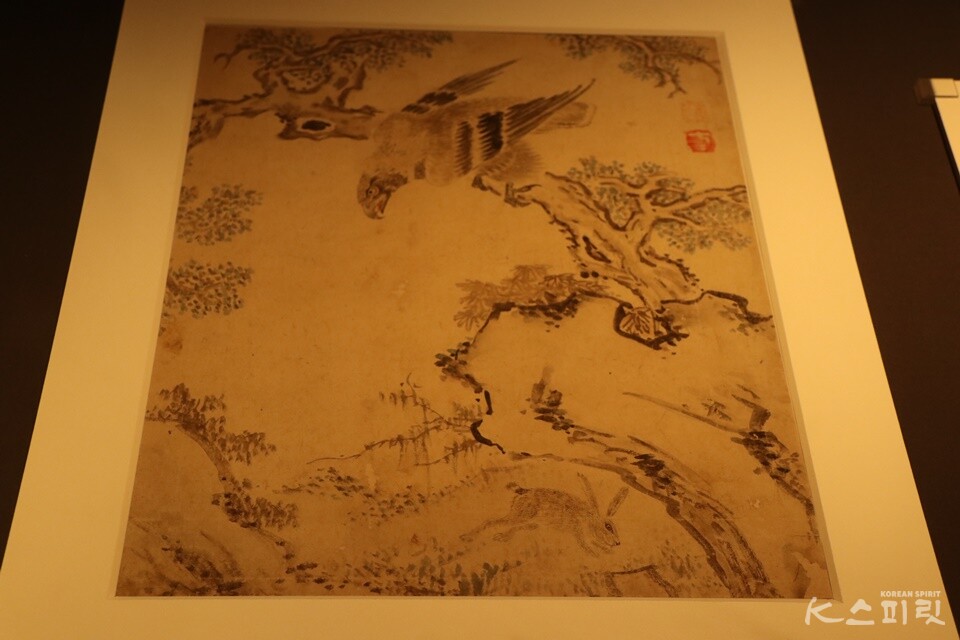 매를 피해 도망가는 토끼. 18세기 조선 최북의 그림. 사진 강나리 기자.