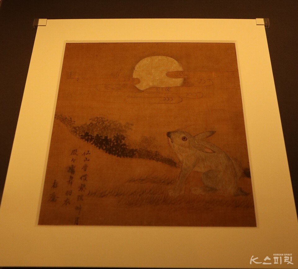 둥근 달을 바라보는 토끼. 19세기 조선시대 그림. 사진 강나리 기자.