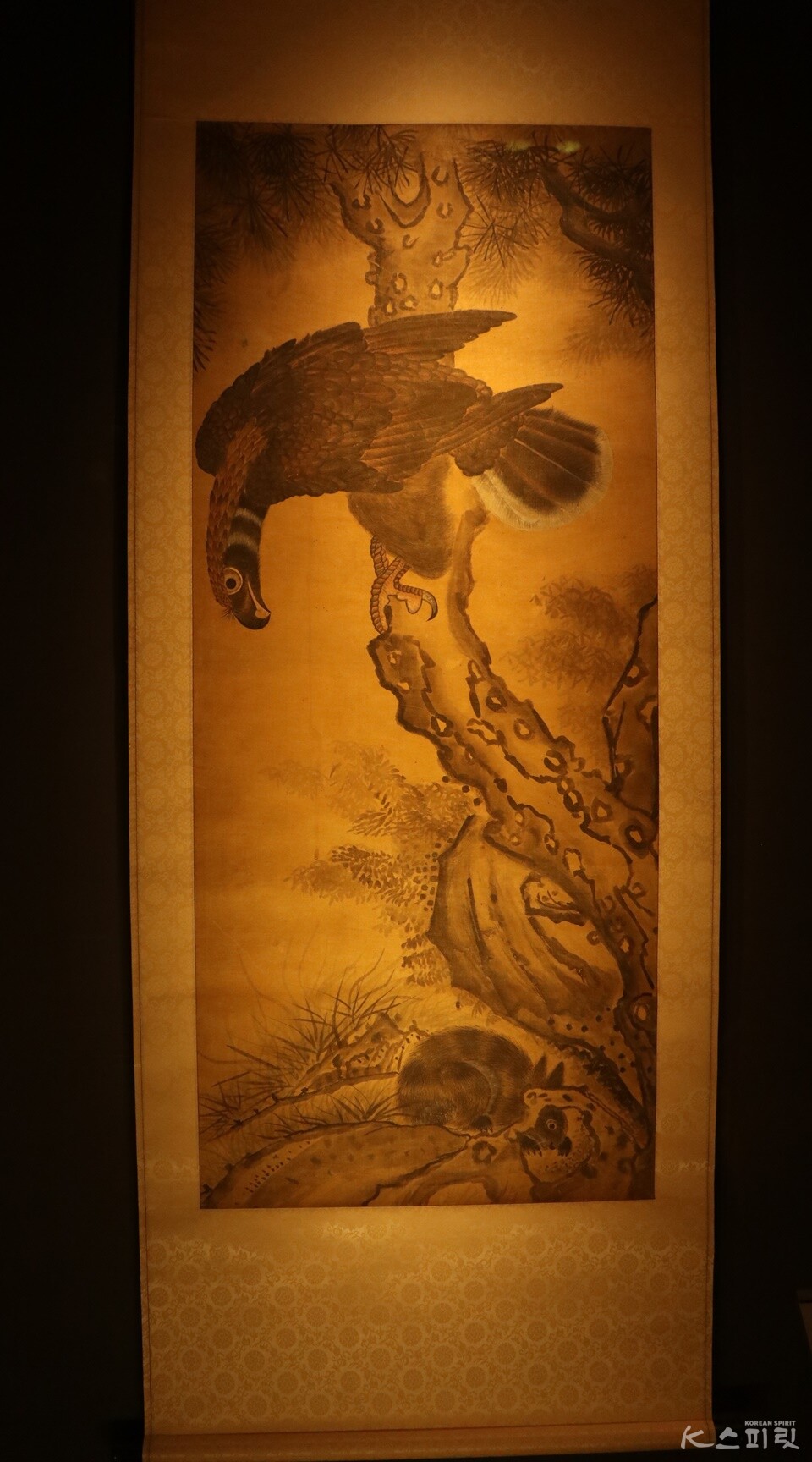 19세기 조선의 매를 피해 숨은 검은 토끼 그림. 사진 강나리 기자.