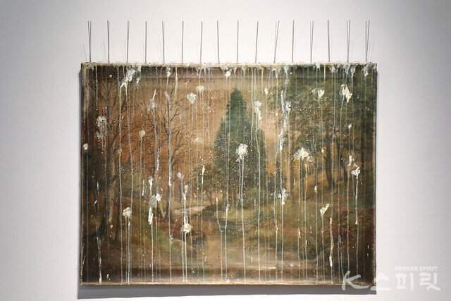 Choi Ji-mok, Action Landscape (Série) - Pombo (2019), Pintura a óleo, Cor acrílica, Espiga de pássaro, 72x80x7cm [사진 김경아 기자]