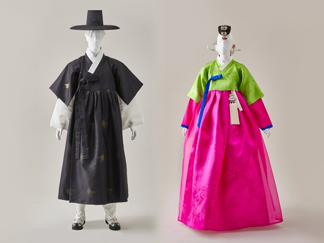 문화체육관광부는 한국공예·디자인문화진흥원과 함께 1월 27일(금) 오후 4시 아라아트센터(서울 종로구)에서 ‘2023 한복인 신년회’를 개최한다. 아라아트센터에서는  1월  29일까지 전통한복과 한복근무복 전시회가 열린다. 전시회에 출품한 유현화 한복 디자이너의 전통한복(혼례)           [사진 문화체육관광부]