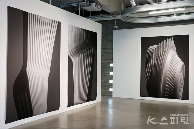 김경태, 일련의 구성 시리즈, 2022, 아카이벌 피그먼트 프린트, 200x150cm [사진 김경아 기자]