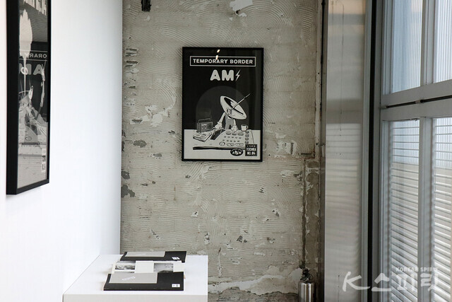 김주원, (정면 포스터) Temporary Border AM(TBAM 포스터 #001), 2020, 인디고 인쇄, 71.6ㅌ50.6cm [사진 김경아 기자]