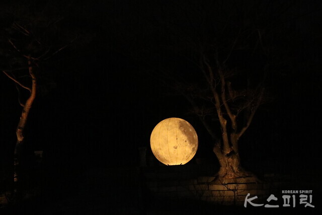 야간개장한 창경궁에서 열린 '궁궐에 내려온 보름달' 행사로 지름 3m의 모형 보름달을 2월 3일부터 5일까지 볼 수 있다. 사진 강나리 기자.