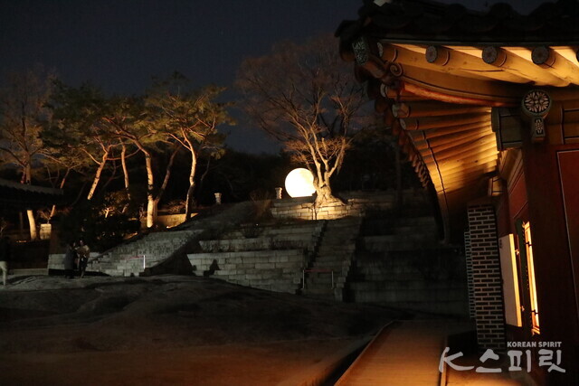 창경궁 집복헌 지붕 너머로 보이는 정월대보름 보름달 모형. 사진 강나리 기자.