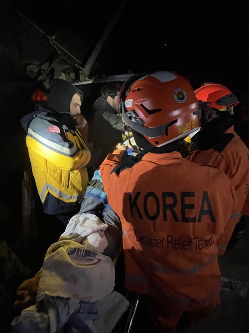 지진이 발생한 튀르키예에서 구호활동을 하는 대한민국 긴급구호대가 첫 생존자를 구조했다.  사진 대한민국 긴급구호대(KDRT).