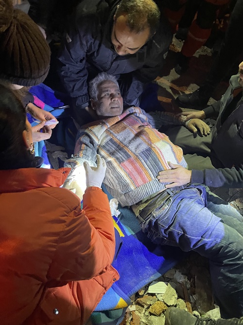 지진이 발생한 튀르키예에서 구호활동을 하는 대한민국 긴급구호대가 첫 생존자를 구조했다.  사진 대한민국 긴급구호대(KDRT).