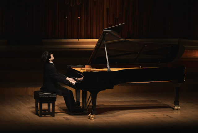 한국인 최초 쇼팽 국제 피아노 콩쿠르 우승자인 피아니스트 조성진(28)이 영국 무대에 성공적으로 데뷔했다.  사진 주영한국문화원