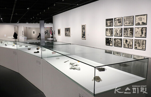 서울시립미술관 서소문본관에서는 3월 12일까지 《키키 스미스 - 자유낙하》를 개최한다 [사진 김경아 기자]