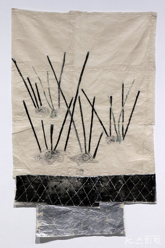 황혼, 2009, 네팔 종이에 잉크, 글리터, 팔라듐박, 198.1x127cm [사진 김경아 기자]
