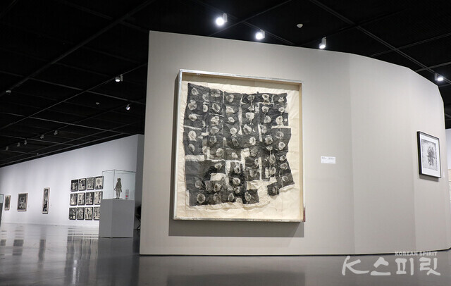 서울시립미술관 서소문본관에서는 3월 12일까지 《키키 스미스 - 자유낙하》를 개최한다 [사진 김경아 기자]