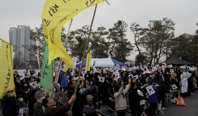삼일절 행사에서 '대한민국 만세'를 외치는 청주시민들. 사진 충북국학원.