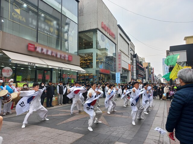 삼일절 거리문화제에서 펼쳐진 나라사랑 태극기공 공연에 시민들이 환호했다. 사진 충북국학원.