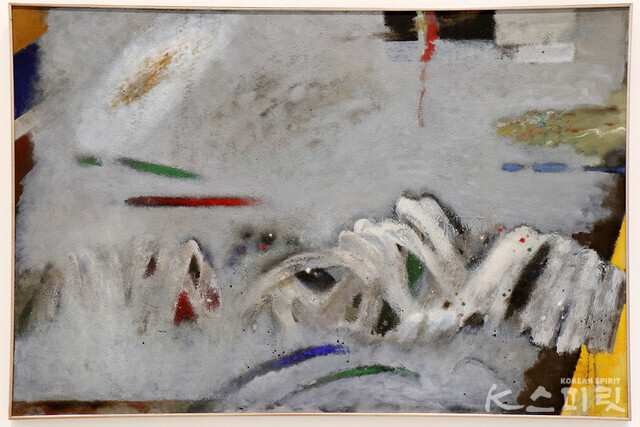 백안白岸, 1990년대, 캔버스에 유채와 모래, 96x144.5cm, 전남도립미술관 소장 [사진 김경아 기자]