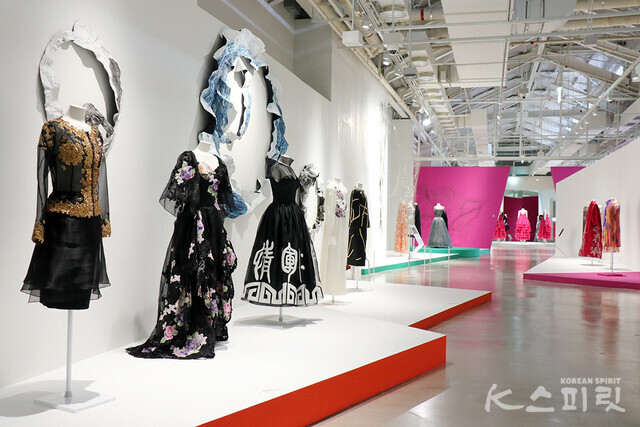 서울공예박물관은 4월 2일(일)까지 1세대 패션디자이너의 패션 의상에 담긴 공예 요소를 찾아보는 《衣·表·藝, 입고 꾸미기 위한 공예》전을 개최한다 [사진 김경아 기자]