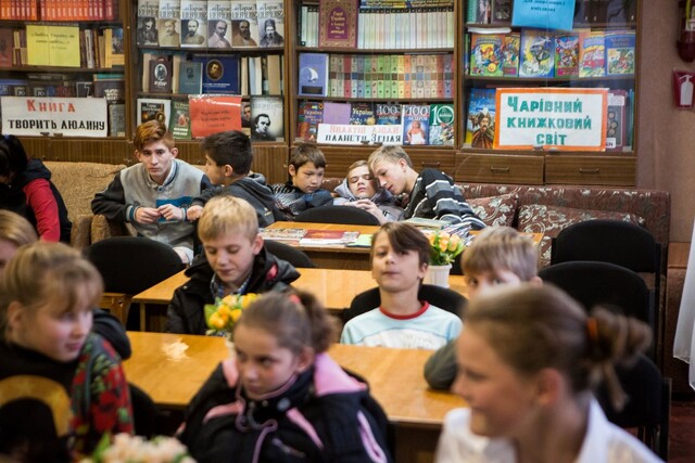 다비드 톄신스키, '양질의 교육', 교전 지역인 우크라이나 동부 도네츠크에 있는 어느 초등학교의 모습, 우크라이나 도네츠크 지역, 2017, 잉크젯 프린트 [사진 제공 KF갤러리]