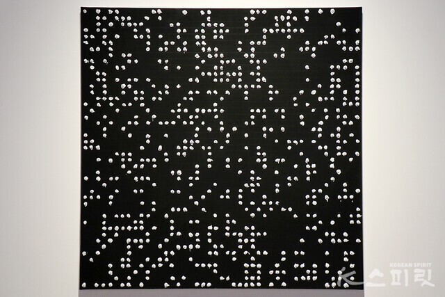 Numerical Beads Painting - 007, 2022, acrylic on canvas, numerical beads, pencil, 259x259cm [사진 김경아 기자]