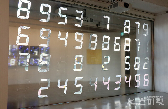 Changing Landscape / Changing Room, 2023, silver half mirror film on glass window ,289x556cm (fiexible size) [사진 김경아 기자]