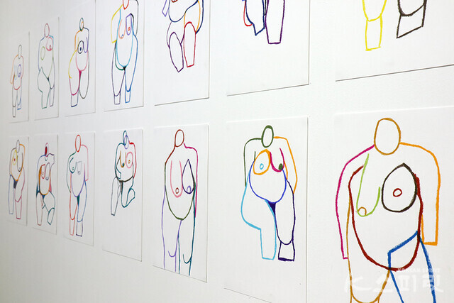 'Women', Crayon on Paper, 30x21cm, 2022 [사진 김경아 기자]