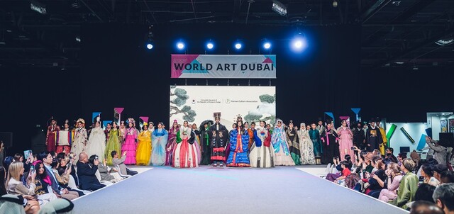한문화진흥협회와 주두바이 대한민국 총영사관이 3월 9일부터 12일까지 4일간 개최된 중동 최대 규모 "2023 World Art Dubai"에서 성공적으로 한복패션쇼를 선보였다. 사진 한문화진흥협회