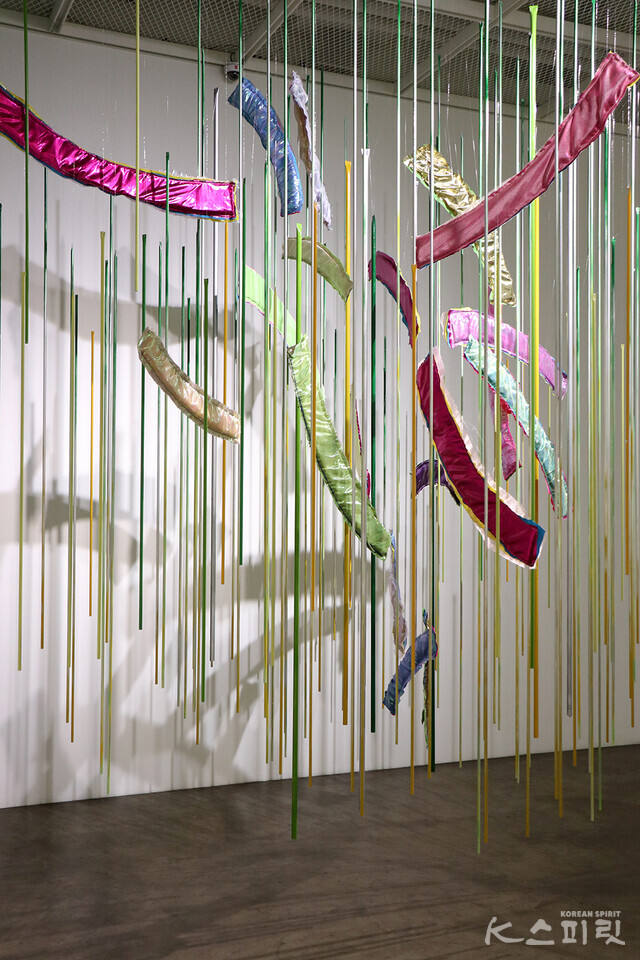 Between green and green, fabric, aluminum, 2023 [사진 김경아 기자]