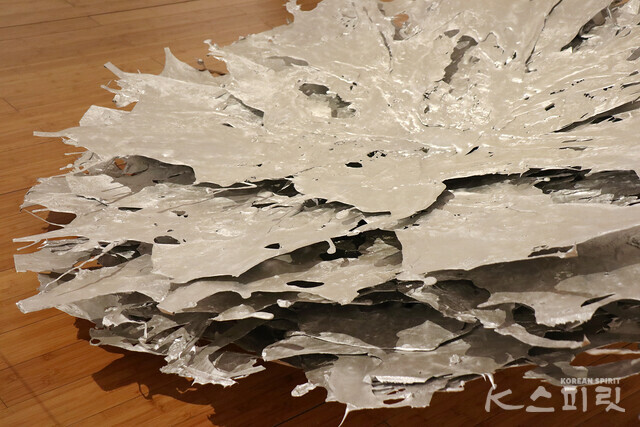 ​윤희, 즉흥(Improvisation), 알루미늄, 65x180x200cm, 2018-2021 [사진 김경아 기자]