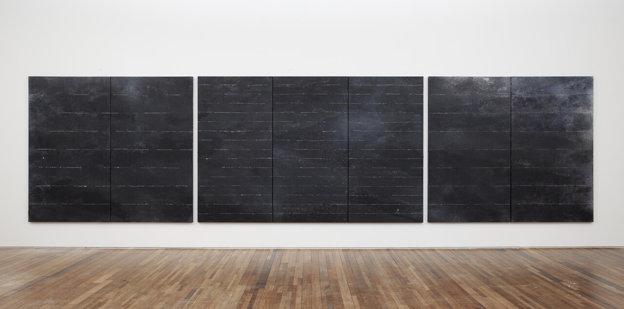 보킴, 창밖에 어둠이 내리면, 2023, Hanji, sand, and acrylic on canvas,180 x 160 cm, 246 x 160 cm, 180 x 160 cm. 사진 라흰갤러리