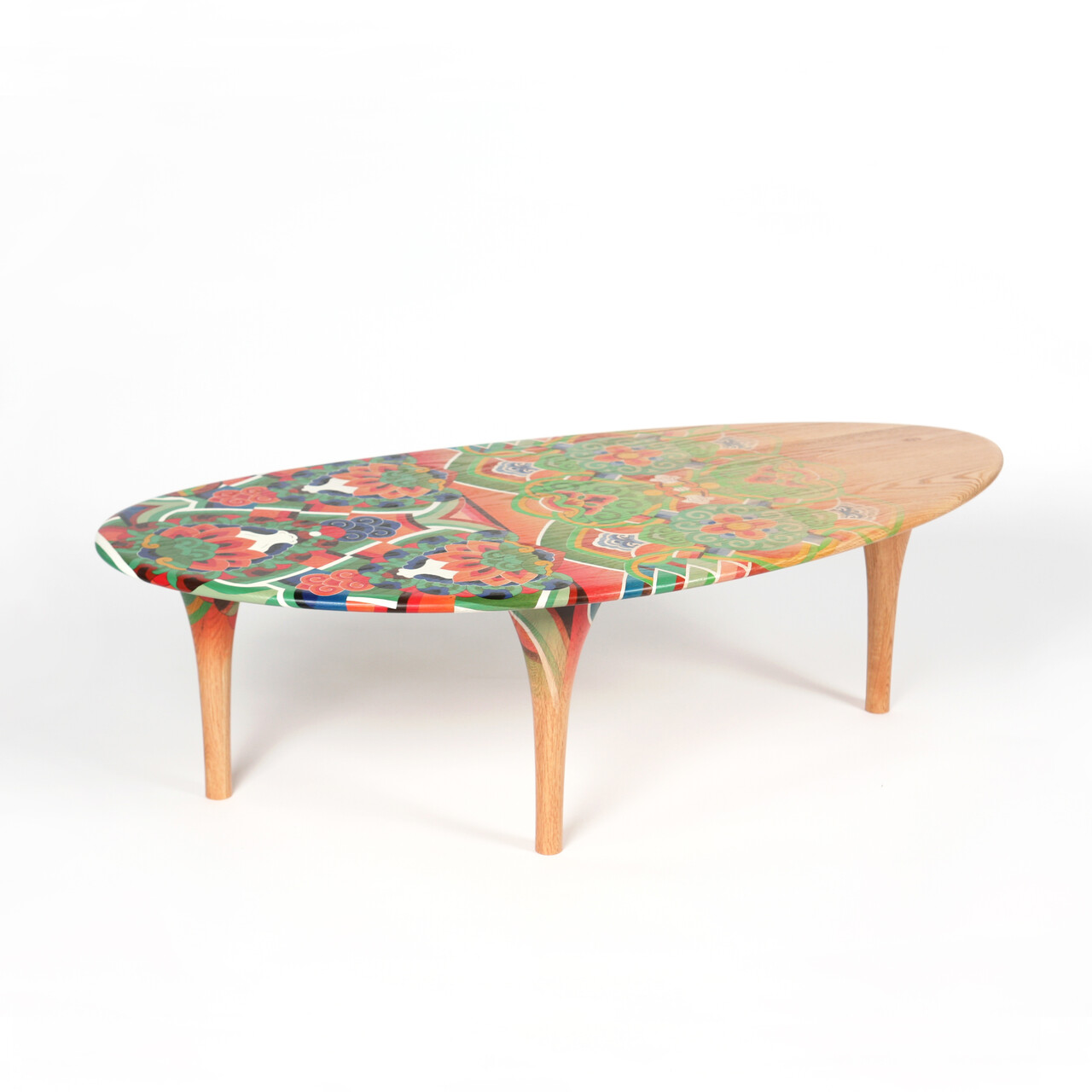 정재나, 단청 로우 테이블, 2023, 오크, 단청, 1300 x 650 x 400 mm. 사진 라흰갤러리