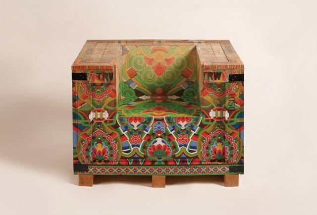 정재나, 단청 의자, 2019, 단청, 목재 수출입 상자, 1000 x 700 x 810 mm. 사진 라흰갤러리