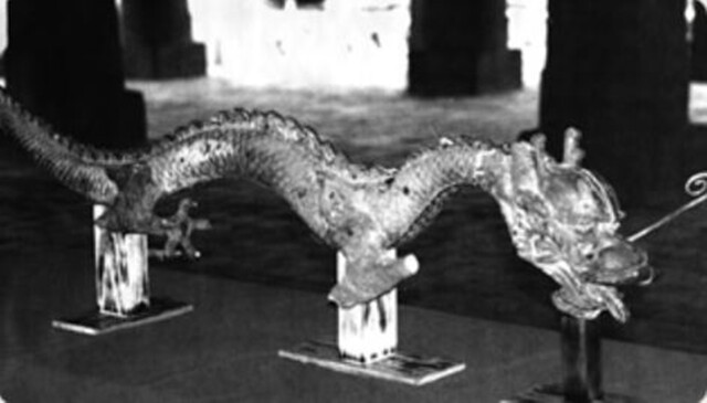 1997년 11월 경복궁 경회루 연못 준설과정에서 발견된 청동 용조각. 발톱이 5개인 오조룡으로 왕실 제작 조각물로 경회루의 물로 불기운(화재)를 막기 위해 두 마리 구리용을 넣었다는 기록으로 대원군이 중건 당시 넣었던 것으로 확인된다. 두 마리 중 한 마리만 발견되어 현재 국립고궁박물관에 소장되어있다. 사진 문화재청.