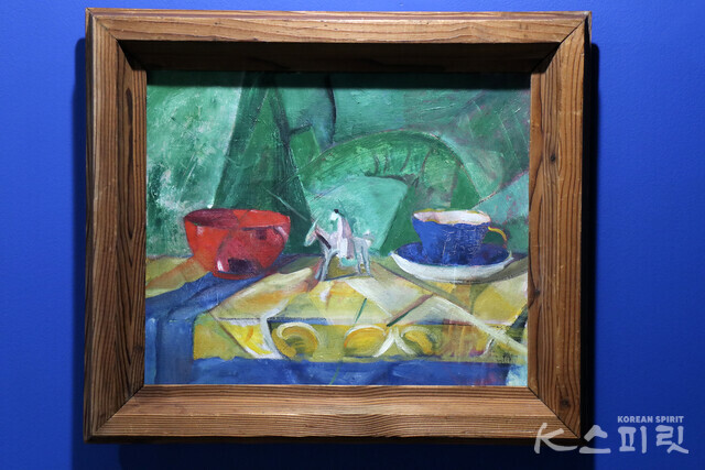 마리아 마르크, 파란 컵과 빨간 그릇이 있는 정물화, c.1911/12, 캔버스에 유채, 42x51cm [사진 김경아 기자]