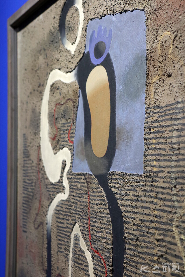 빌리 바우마이스터, 파란 조각과 서 있는 형상, 1933, 캔버스에 유채와 모래, 82x65.5cm [사진 김경아 기자]