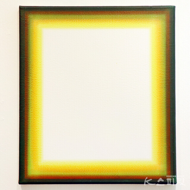 무제 Untitled, 2022-23, Acrylic on canvas, 40x35cm [사진 김경아 기자]