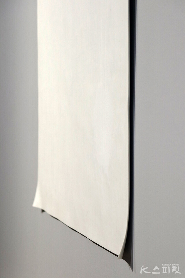 Blank Paper, 2009-2019, porcelain, 200x12x0.7cm, No. 85745 [사진 김경아 기자]