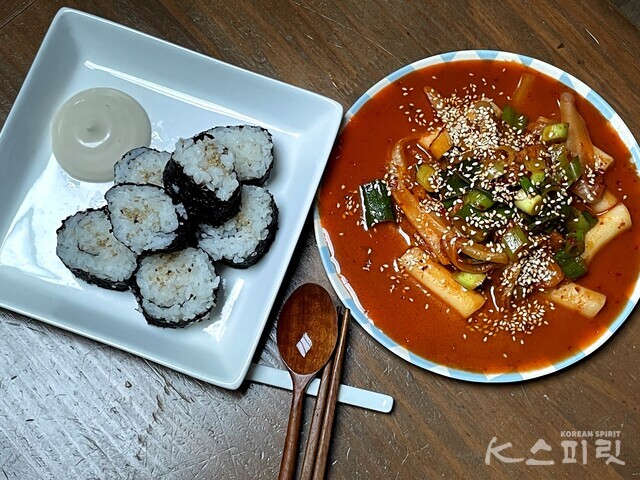 비건 김치 떡볶이에는 계란이 들어가지 않은 비건 마요네즈인 소이네즈와 김과 밥만 말은 간단한 김밥을 곁들이면 금상첨화. 사진 백연지 시민기자.