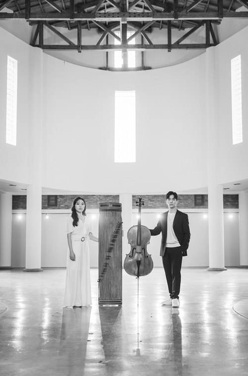 '첼로가야금'은 오스트리아 출신 첼리스트 김솔 다니엘과 가야금 연주자 윤다영이 2016년 독일 베를린에서 결성한 듀오로, 동양과 서양 악기의 조합을 통해 이색적인 음악을 선보이고 있다. 사진 주이탈리아한국문화원