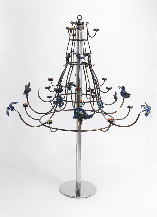 김근배, 샹들리에, 여정, 동, 스텐레스, 113x113x175, 2022. 사진 삼정갤러리.