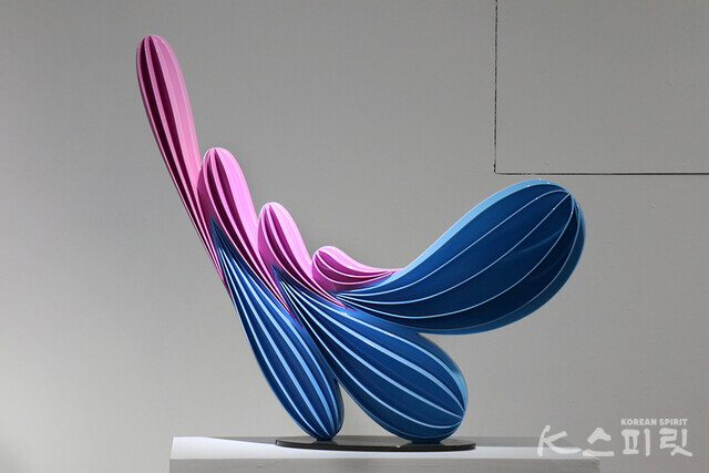 Perpect Rhythm, 2022, Painted Stainless Steel, 800x200x700(h)mm [사진 김경아 기자]
