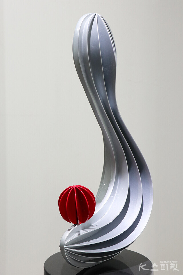 ​Whirlwind Contact, 2016, Painted Stainless Steel, 300x150x540(h)mm [사진 김경아 기자]