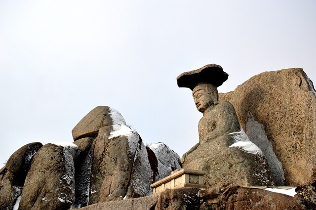 학사모를 쓴 선본사 갓바위 부처님. 사진 한국관광공사.