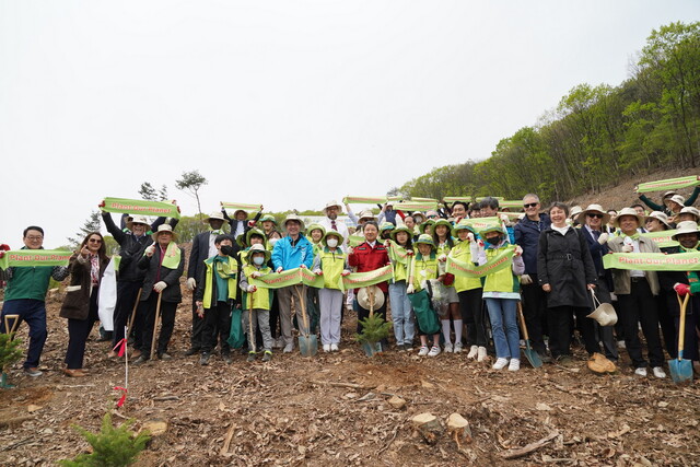 산림청은 외교부, 유니세프 한국위원회와 함께 4월 14일 경기도 파주에서 기후위기 대응을 위한 숲 조성 글로벌 캠페인인 '플랜트 아우어 플라넷(Plant Our Planet(POP)' 출범식을 개최했다.  사진 산림청