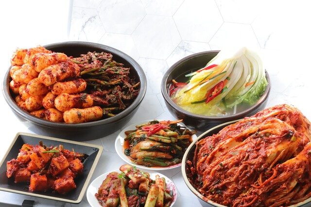 한국의 김치는 하나의 완결된 음식으로 발전했다. 다양한 한국의 김치들. 사진 Pixabay 이미지.