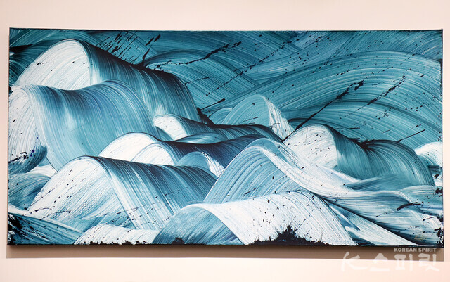 Kostas Papakostas, Secrets of the Sea 2, Mixd media on Linen canvas, 76x152cm, 2022 [사진 김경아 기자]