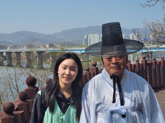 남한강에서 이광호 국제퇴계학회 회장과 함께 걸은 조이현 학생. 사진 본인 제공.